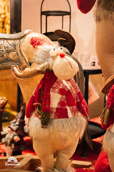 Peluche de rênne à manteau rouge